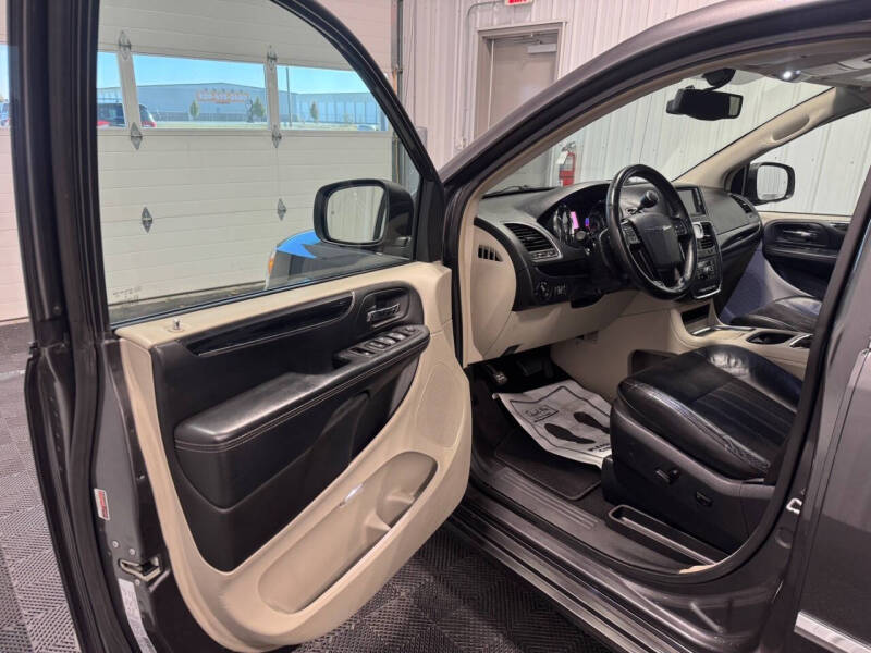 2016 Chrysler Town and Country Limited