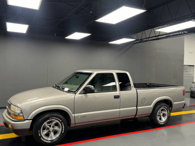 2002 Chevrolet S-10 LS photo 2