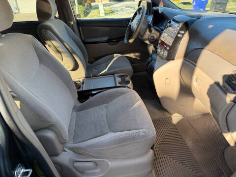2004 Toyota Sienna LE 8 Passenger