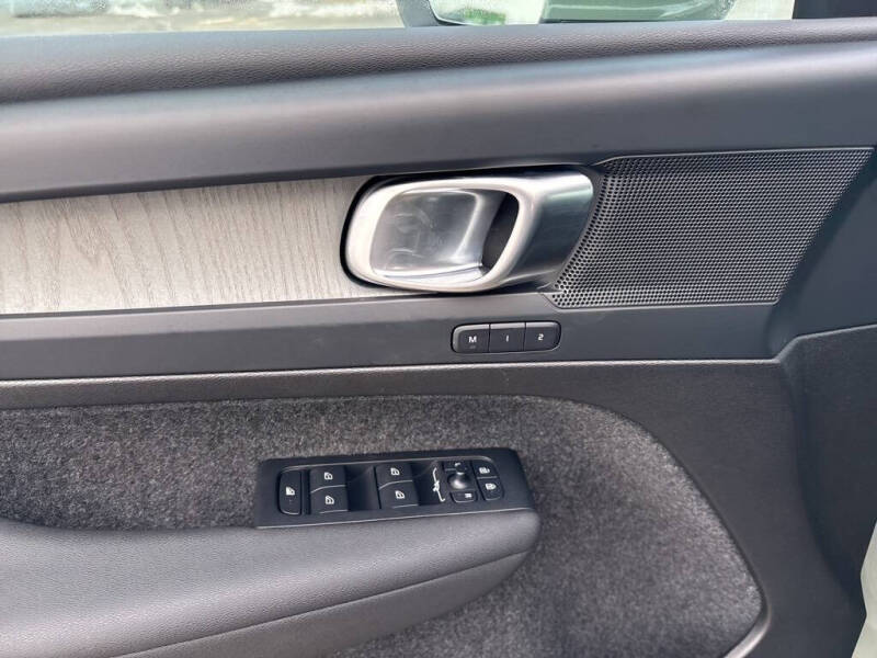 2025 Volvo XC40 B5 Plus Bright Theme