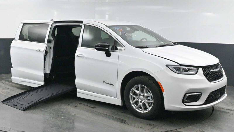 2025 Chrysler Pacifica Select's photo