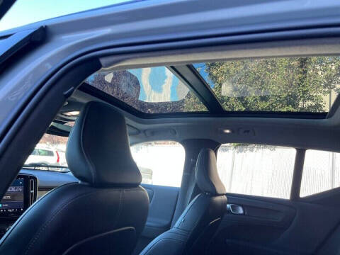 2024 Volvo XC40 B5 Core Dark Theme