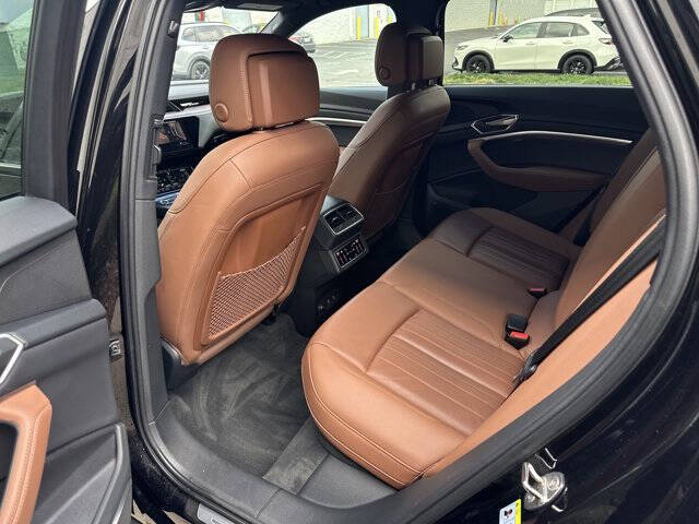 2022 Audi e-tron quattro Premium Plus