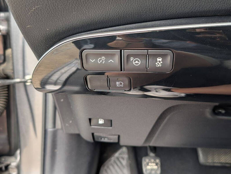 2021 Toyota Prius LE