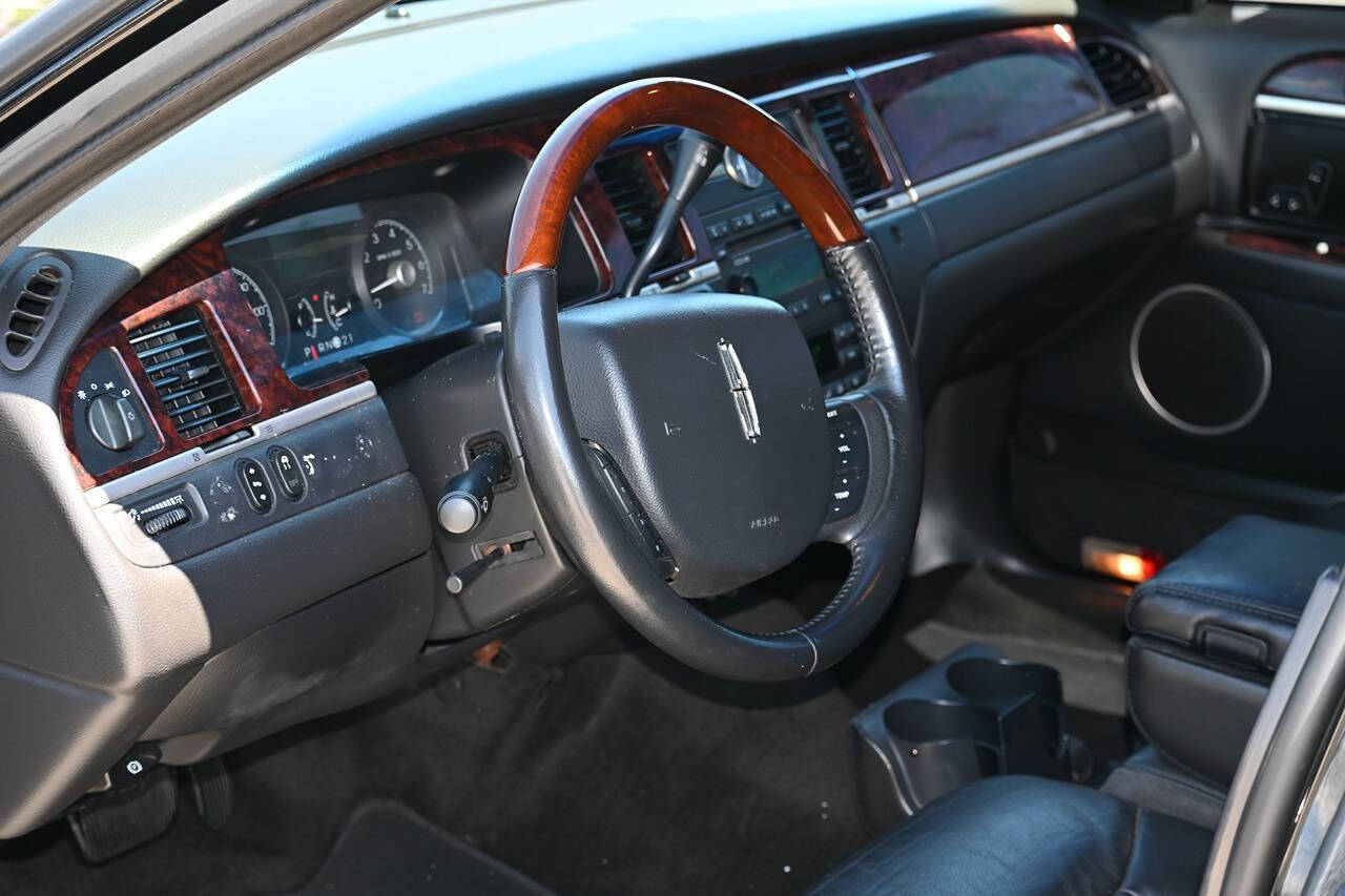 2011 Lincoln Town Car 10