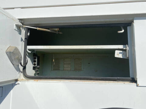 2009 Freightliner M2 106