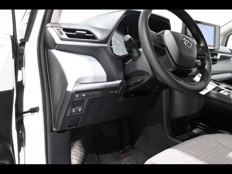 2025 Toyota Sienna LE 8-Passenger