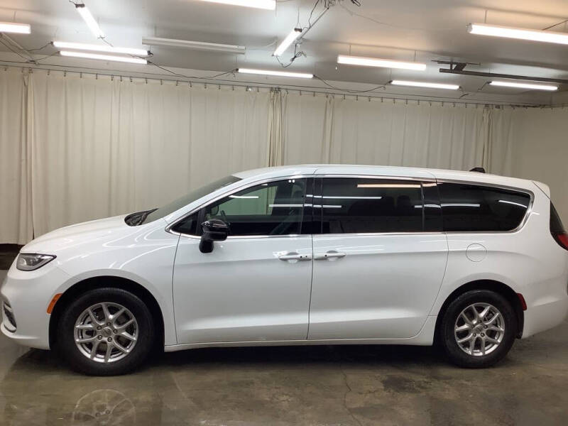 2025 Chrysler Pacifica Select