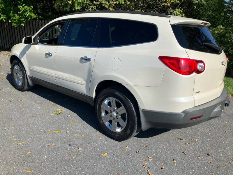 2011 Chevrolet Traverse 1LT photo 2