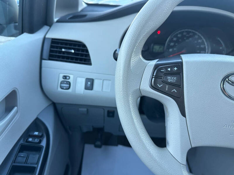 2011 Toyota Sienna LE 8-Passenger