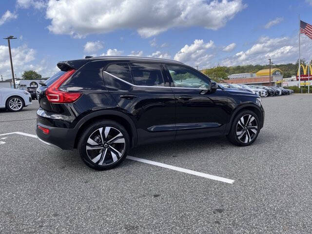 2025 Volvo XC40 B5 Plus Bright Theme