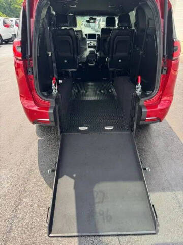 2027 Chrysler Pacifica Select