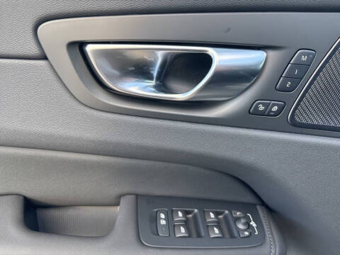 2026 Volvo XC60 B5 Ultra Black Edition