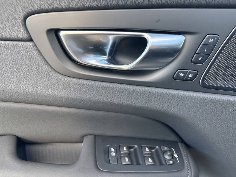 2026 Volvo XC60 B5 Ultra Black Edition