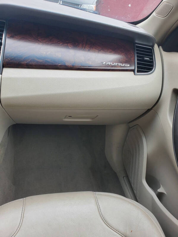 2011 Ford Taurus SEL