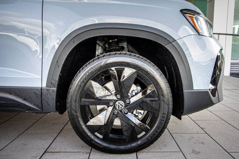 2026 Volkswagen Taos SE Black