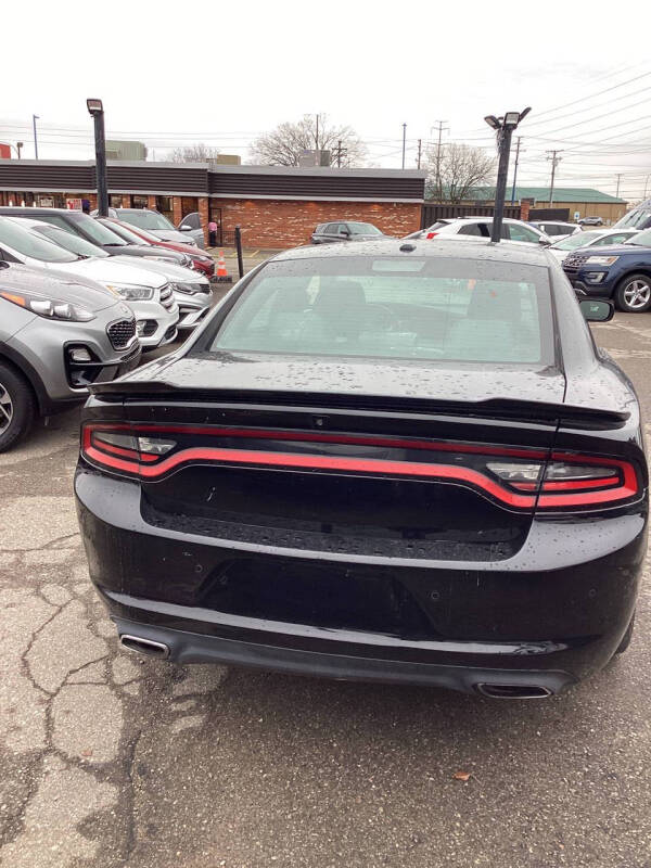 2017 Dodge Charger null photo 3