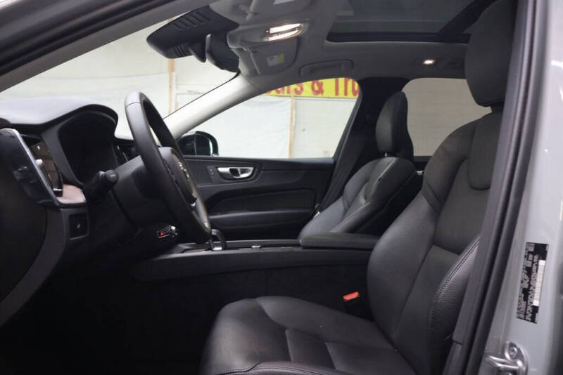 2024 Volvo XC60 B5 Plus Dark Theme