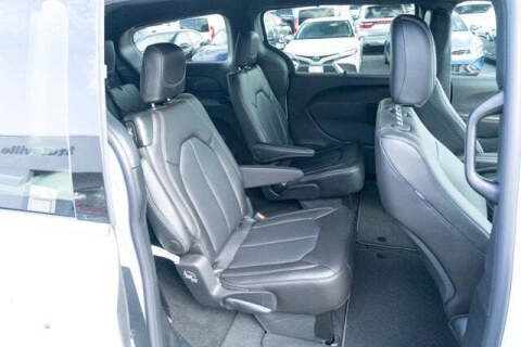 2026 Chrysler Pacifica Select