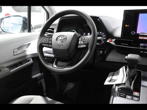 2025 Toyota Sienna LE 8-Passenger