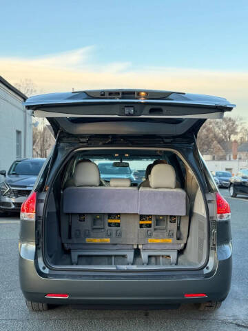 2014 Toyota Sienna LE 7-Passenger