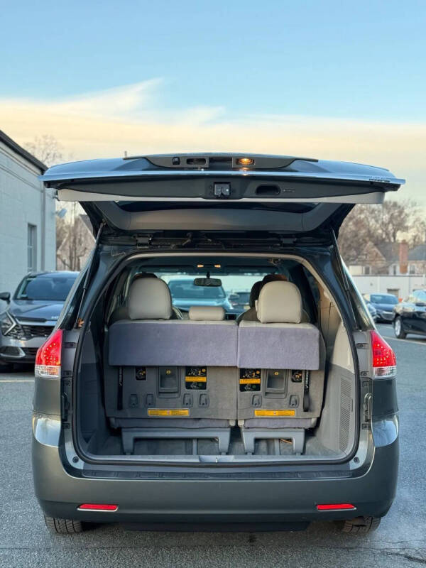 2014 Toyota Sienna LE 7-Passenger