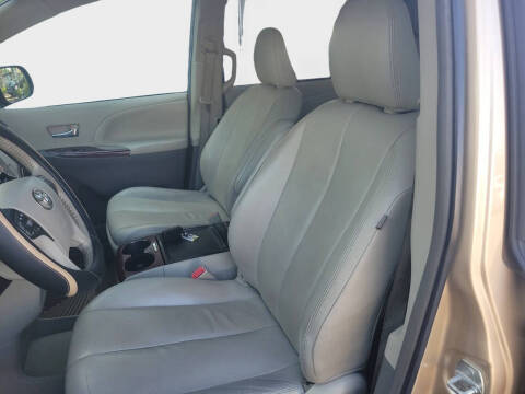 2013 Toyota Sienna XLE 7-Passenger Auto Access Seat