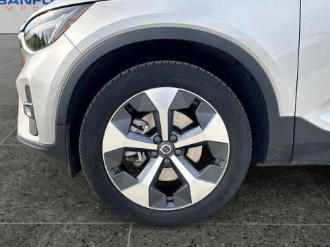 2023 Volvo XC40 B5 Plus Bright Theme
