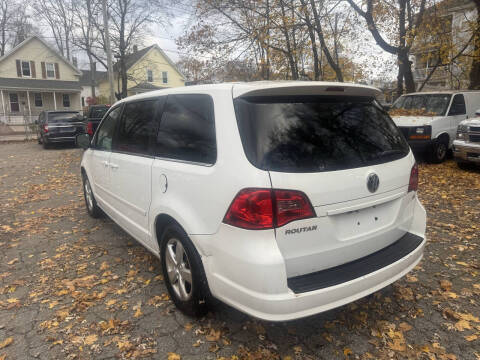 2010 Volkswagen Routan SE