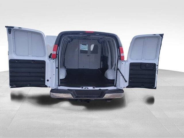 2026 Chevrolet Express Cargo Work Van - Photo 17