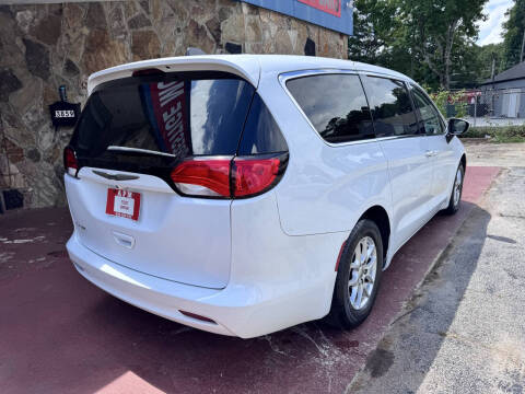 2022 Chrysler Voyager LX