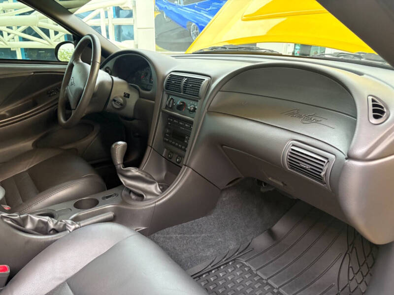 2004 Ford Mustang GT Deluxe