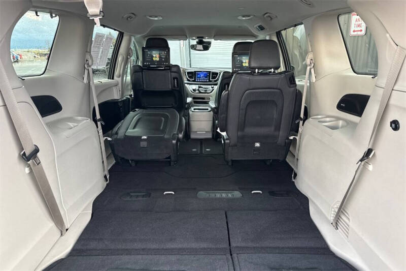 2017 Chrysler Pacifica Touring-L Plus