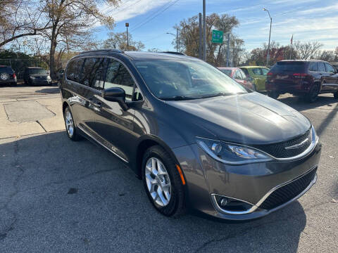 2017 Chrysler Pacifica Touring-L Plus