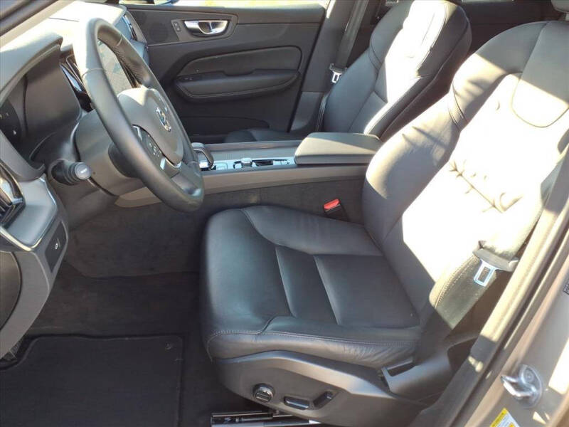 2025 Volvo XC60 B5 Core Dark Theme