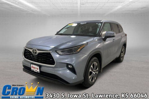 2021 Toyota Highlander for sale at Crown Automotive of Lawrence Kansas in Lawrence KS