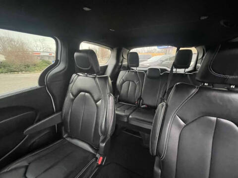 2025 Chrysler Pacifica Select