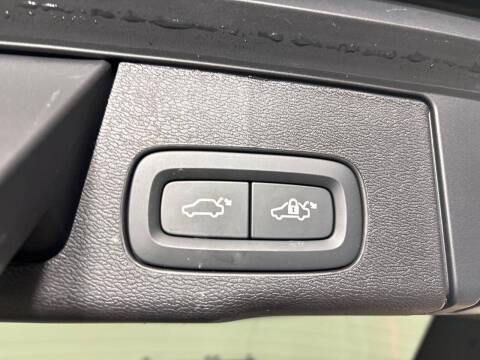 2025 Volvo XC60 B5 Plus Dark Theme