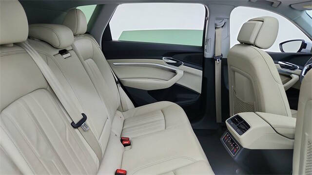 2022 Audi e-tron quattro Premium