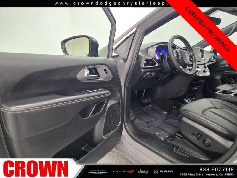 2025 Chrysler Pacifica Select
