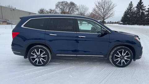 2020 Honda Pilot Touring w/Rear Captain's Chairs