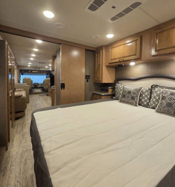 2017 Thor Motor Coach Hurricane