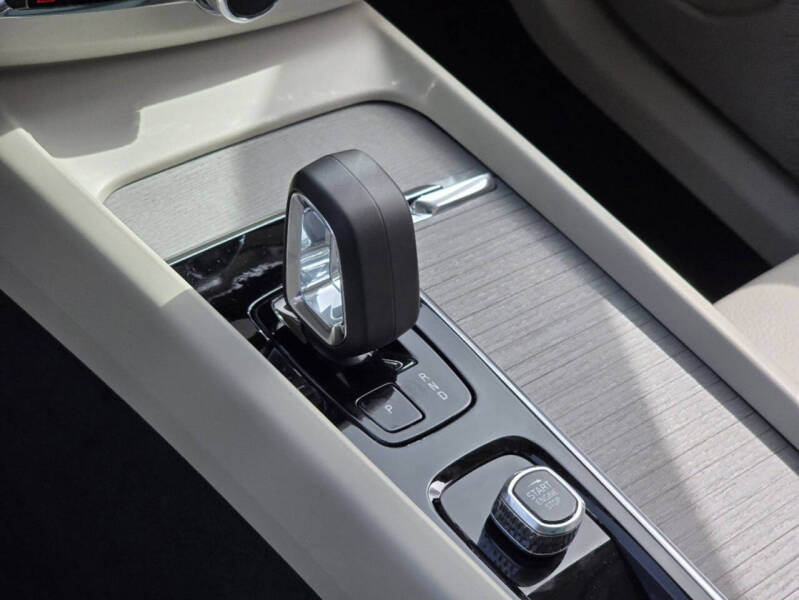 2025 Volvo XC60 B5 Plus Dark Theme