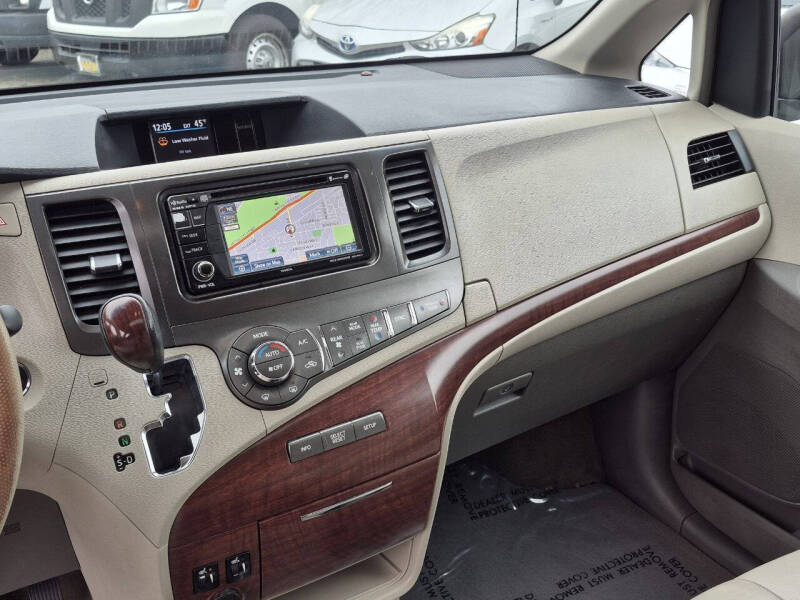 2014 Toyota Sienna XLE 8-Passenger