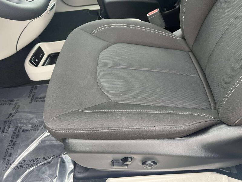 2024 Chrysler Voyager LX