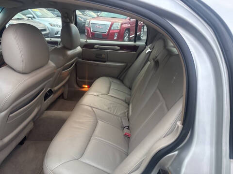 2005 Lincoln Town Car Signature Limited