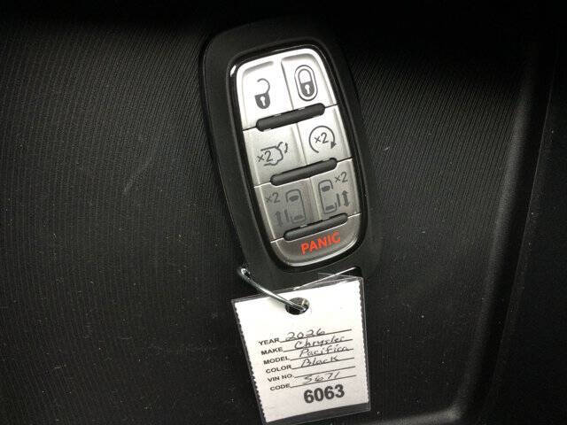 2026 Chrysler Pacifica Select