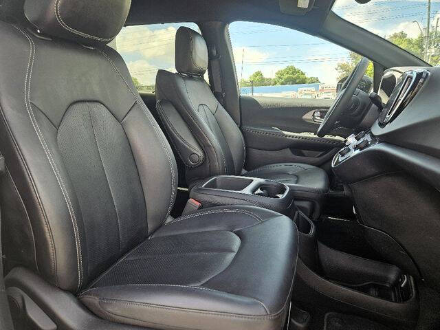 2025 Chrysler Pacifica Select