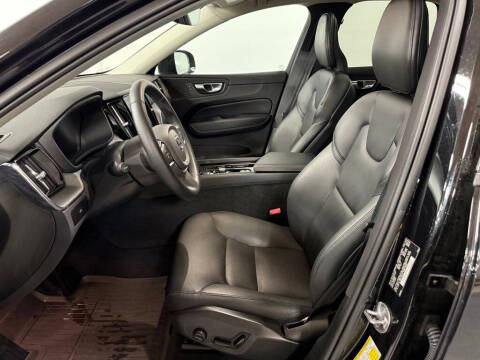 2024 Volvo XC60 B5 Core Dark Theme