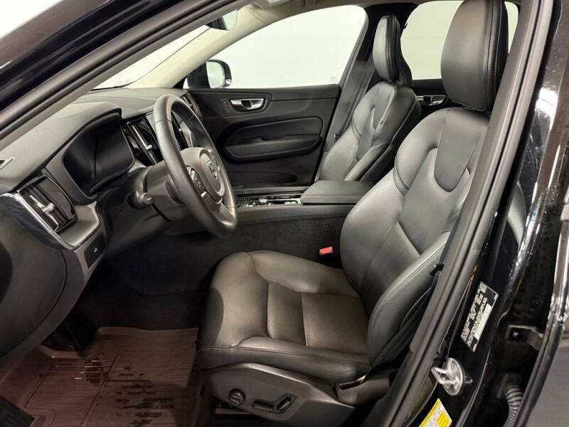 2024 Volvo XC60 B5 Core Dark Theme